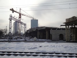 Budowa wiaduktu wschodniego (tramwajowego). Widok w stronę Śródmieścia z terenu torów PKP przy Dworcu Gdańskim