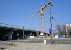 Żuraw i gotowa płyta nośna części wiaduktu nad ul. Słomińskiego