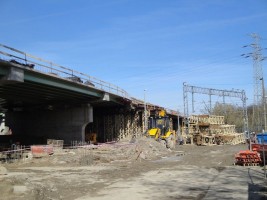 Wiadukt tramwajowy (wschodni) i zaplecze budowy po stronie Śródmieścia. Koparko-ładowarka pracująca na budowie oraz z...