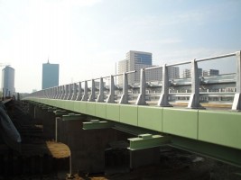 Gotowe, zielone deski gzymsowe wiaduktu wraz z zamontowanymi na nim barieroporęczami