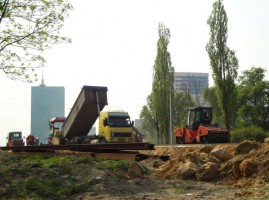 Wykonywanie prac asfaltowych na dojeździe do wiaduktu od strony Żoliborza