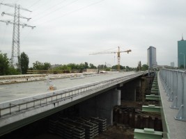 Drugi wiadukt drogowy (środkowy) w budowie z gotową, zabetonowaną płytą nośną