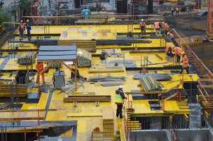 Robotnicy wykonali jedną czwartą szalunku stropu nad kondygnacją -1 ? po zabetonowaniu to będzie już podłoga poziomu ...