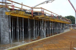 Robotnicy wykonali jedną czwartą szalunku stropu nad kondygnacją -1 ? po zabetonowaniu to będzie już podłoga poziomu ...