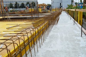 Robotnicy wykonali jedną czwartą szalunku stropu nad kondygnacją -1 ? po zabetonowaniu to będzie już podłoga poziomu ...