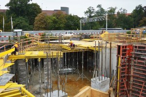 Robotnicy wykonali jedną czwartą szalunku stropu nad kondygnacją -1 ? po zabetonowaniu to będzie już podłoga poziomu ...