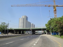 Trzy wiadukty Andersa nad ul. Słomińskiego. Po prawo żuraw Liebherr pracujący przy ich budowie